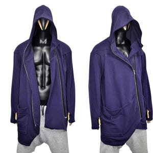Puede incluir: Chaqueta con capucha de color p&uacute;rpura oscuro con cremallera diagonal y dos bolsillos delanteros. La chaqueta se muestra en un maniqu&iacute; y se combina con pantalones de ch&aacute;ndal grises. La chaqueta tiene un corte largo y asim&eacute;trico y una capucha.