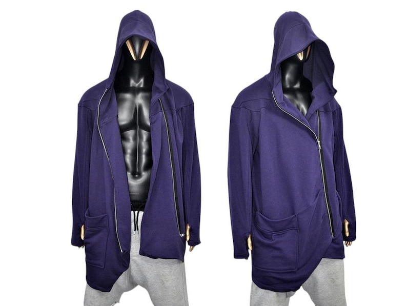 Puede incluir: Chaqueta con capucha de color p&uacute;rpura oscuro con cremallera diagonal y dos bolsillos delanteros. La chaqueta se muestra en un maniqu&iacute; y se combina con pantalones de ch&aacute;ndal grises. La chaqueta tiene un corte largo y asim&eacute;trico y una capucha.