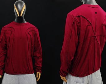 Top rojo desgastado de manga larga de estilo vanguardista, camisa urbana deconstruida, sudadera grunge extragrande, moda de diseñador con bordes sin rematar,