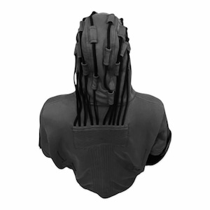 K&ouml;nnte beinhalten: Ein grauer Kapuzenpullover mit einem einzigartigen Design, das mehrere schwarze Kordeln aufweist, die aus der Kapuze herausragen. Die R&uuml;ckseite des Kapuzenpullovers hat ein strukturiertes Panel und einen rechteckigen Aufn&auml;her. Die &Auml;rmel haben schwarze Akzente.