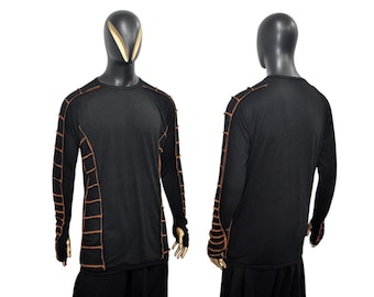Puede incluir: Camiseta negra de manga larga con detalles de costuras marrones. La camiseta tiene cuello redondo y agujeros para los pulgares. El diseño incluye patrones de costura verticales y horizontales en las mangas y los laterales. La camiseta se muestra en un maniquí.