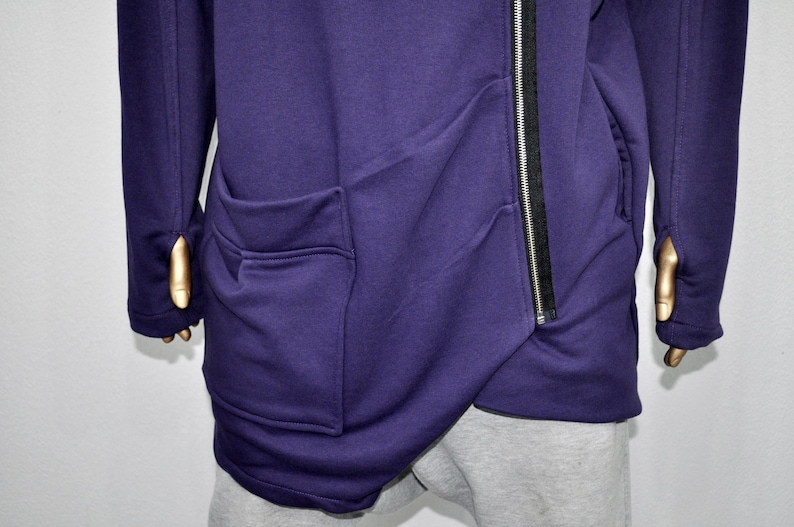 Puede incluir: Una sudadera con capucha de color p&uacute;rpura oscuro con una cremallera diagonal y dos bolsillos delanteros. Las mangas tienen agujeros para los pulgares. La sudadera con capucha est&aacute; hecha de un material suave y c&oacute;modo.