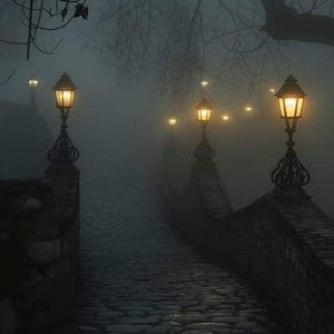 Puede incluir: Un puente de adoquines con farolas ornamentadas, envuelto en una escena brumosa y atmosférica. El brillo cálido de las lámparas contrasta con los tonos fríos y oscuros de la niebla y la piedra, creando un ambiente misterioso.