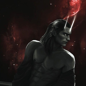 Può includere: Una persona dai capelli scuri con le corna si erge su uno sfondo di nebulosa rossa. La persona indossa una tunica nera e ha un'espressione seria.