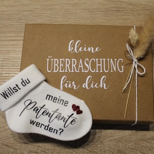 Patentante Patenonkel Baby Frage Schwangerschaft verkünden Willst du meine Patentante werden Babysocke Geschenkbox Überraschung Nachwuchs