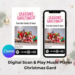 Może przedstawiać: Cyfrowa kartka świąteczna z tekstem "SEASONS GREETINGS!" i "From Our Family To Yours." Karta zawiera zdjęcie rodzinne i skanowalny odtwarzacz muzyki. Słowa "Digital Scan & Play Music Player Christmas Card" znajdują się na dole.