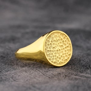 Round Textured Signet Ring For Men in 14K Gold, Unique Mens Signet Ring in 18K Gold, Extraordinary Gold Minimalist Ring