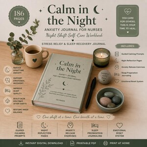Może przedstawiać: Szałwiowy dziennik w twardej oprawie zatytułowany Calm in the Night, Anxiety Journal for the Night Shift Heroes, z czarnym długopisem, zapaloną świecą w szklanym słoiku, miseczką z gładkimi kamieniami i kubkiem z sercem na drewnianym blacie.