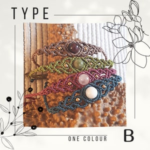Peut inclure: Quatre bracelets en macramé colorés avec des pierres de différentes couleurs au centre. Les bracelets sont empilés les uns sur les autres et sont présentés sur une étoile de mer brune.