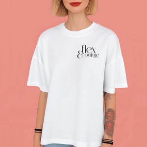 Könnte beinhalten: Weißes kurzärmeliges T-Shirt mit dem Text "flex & pointe" in schwarzer Schrift. Das Shirt hat eine lockere Passform und einen Rundhalsausschnitt. Der Hintergrund ist einfarbig korallenfarben.