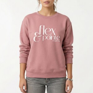 Könnte beinhalten: Ein altrosa Sweatshirt mit dem weißen Schriftzug "flex & pointe" auf der Vorderseite. Das Sweatshirt hat einen Rundhalsausschnitt und lange Ärmel. Der Text "developpe design" steht darunter.