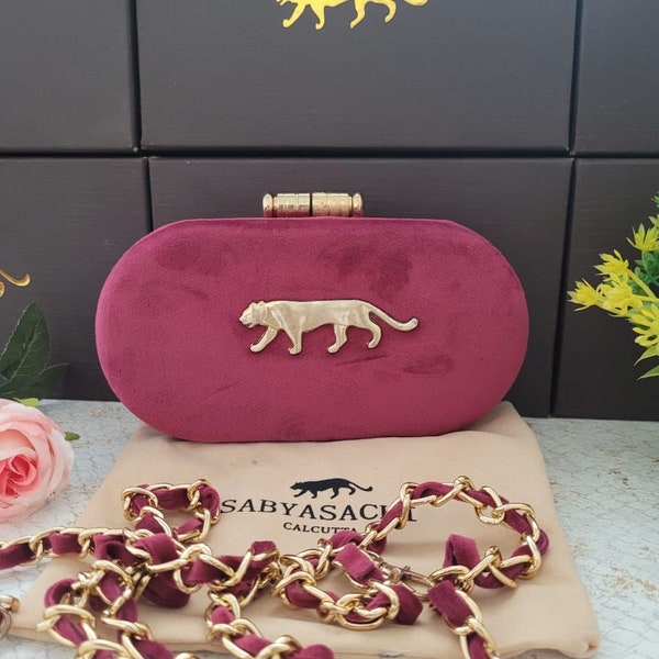 Pochette en daim de créateur inspirée de Sabyasachi Calcutta et ornée du logo Golden Tiger