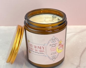 Candela in barattolo da 227 g (8 oz) in cera di soia naturale al profumo di miele e latte.