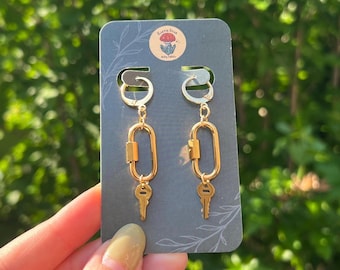 Pendientes de aro con mosquetón chapados en oro de 24k: joyería punk de acero inoxidable, hipoalergénicos, resistentes al deslustre.