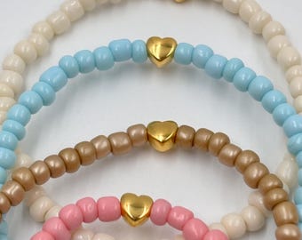 My heart - zuckersüße Armbänder mit kleinem goldfarbenem Herz. Mein Geschenktipp für alle, die dir am Herzen liegen - handmade