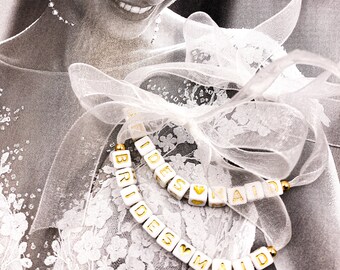 BRIDESMAID - Zarte Armbänder weiß/gold Acryl- und Edelstahlperlen auf Organzaband - handmade