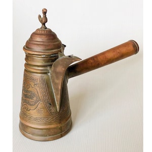 Iskandar Matar and Sons (Nazaret) cafetera de cobre hecha a mano - hecha alrededor de 1940s-50s