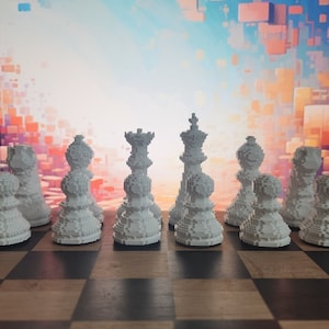 Peut inclure: Un jeu d'échecs complet avec des pièces blanches disposées sur un échiquier en bois à carreaux. Les pièces d'échecs ont un design pixélisé. L'arrière-plan présente une scène d'art numérique abstraite et colorée.