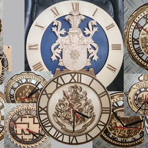 Könnte beinhalten: Eine Sammlung von Wanduhren aus Holz mit verschiedenen Designs. Einige Uhren zeigen römische Ziffern, während andere aufwendige Laserschnittdetails aufweisen. Die Uhren zeigen verschiedene Themen, darunter ein Familienwappen, eine Band und ein Hogwarts Express-Design.