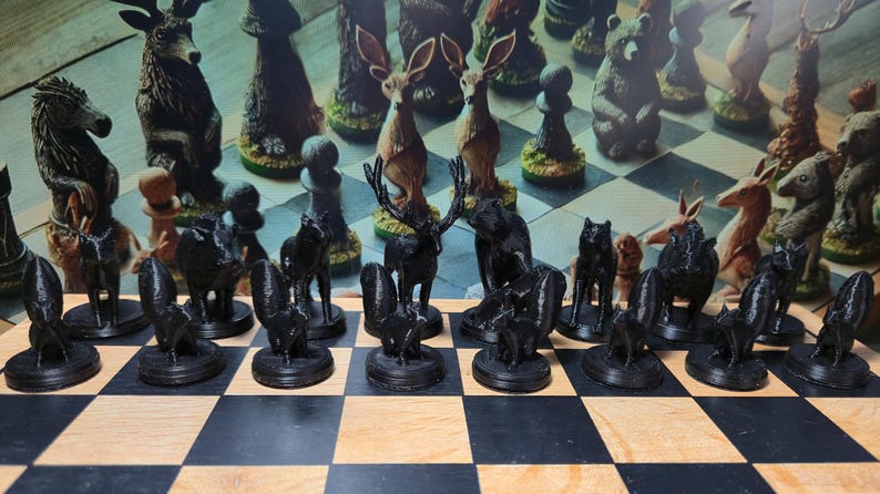 K&ouml;nnte beinhalten: Ein einzigartiges Schachspiel mit Tierfiguren. Die schwarzen Figuren sind schwarze Tierfiguren, w&auml;hrend die gegnerischen Figuren braun und beige sind. Das Set wird auf einem klassischen schwarz-wei&szlig;en Schachbrett pr&auml;sentiert.