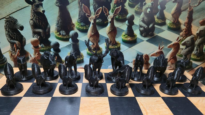 K&ouml;nnte beinhalten: Ein einzigartiges Schachspiel mit Tierfiguren. Die schwarzen Figuren sind stilisiert, w&auml;hrend die gegnerischen Figuren braun und hellbraun sind und verschiedene Tiere wie Hirsche, B&auml;ren und Pferde darstellen. Das Schachbrett hat ein klassisches schwarz-braunes Schachmuster.