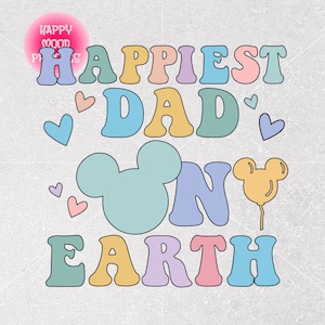 Puede incluir: Un diseño gráfico colorido con el texto "Happiest Dad on Earth" en una fuente retro. El diseño presenta una cabeza de Mickey Mouse y corazones.