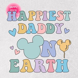 Puede incluir: Diseño gráfico colorido con las palabras "Happiest Daddy on Earth" en una fuente retro. El diseño incluye orejas de Mickey Mouse y corazones en colores pastel, ideal para un regalo.