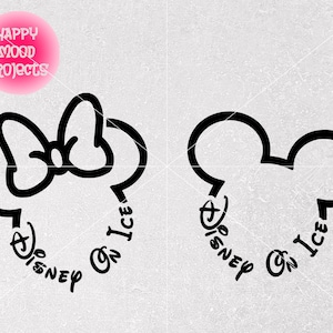 Puede incluir: Ilustraciones en contorno negro de las cabezas de Mickey y Minnie Mouse. La cabeza de Minnie presenta un lazo. Ambos dise&ntilde;os incluyen el texto "Disney On Ice" en un arreglo circular. Un c&iacute;rculo rosa con el texto "HAPPY MOOD PROJECTS" est&aacute; en la esquina superior izquierda.