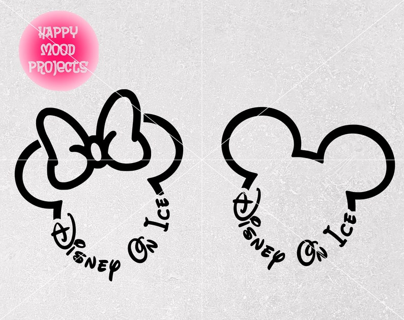 Puede incluir: Ilustraciones en contorno negro de las cabezas de Mickey y Minnie Mouse. La cabeza de Minnie presenta un lazo. Ambos dise&ntilde;os incluyen el texto "Disney On Ice" en un arreglo circular. Un c&iacute;rculo rosa con el texto "HAPPY MOOD PROJECTS" est&aacute; en la esquina superior izquierda.