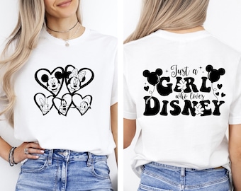 Könnte beinhalten: Weißes T-Shirt mit einem schwarzen Aufdruck von Mickey Mouse, Minnie Mouse, Donald Duck und Goofy in Herzen auf der Vorderseite. Die Rückseite des Shirts hat einen schwarzen Aufdruck mit der Aufschrift "Just a Girl who loves DISNEY" mit Mickey Mouse Ohren und einem Ballon.