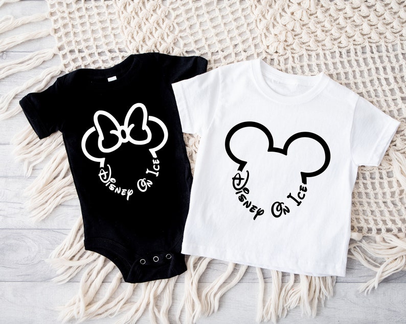 Puede incluir: Un body negro para beb&eacute; y una camiseta blanca, ambos con un contorno de la cabeza de Mickey Mouse y la inscripci&oacute;n "Disney On Ice" en c&iacute;rculo. El body tiene un lazo. Ropa para ni&ntilde;os.