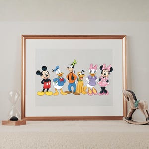 Könnte beinhalten: Gerahmter Druck mit Micky Maus, Donald Duck, Goofy, Pluto, Daisy Duck und Minnie Maus. Die Charaktere tragen ihre klassischen Outfits, mit neutralem Hintergrund und einem roségoldenen Rahmen. Eine dekorative Sanduhr und ein hölzernes Schaukelpferd sind im Vordergrund.