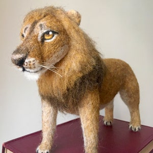 ライオンのソフトスカルプチャー / ニードルフェルトの動物 / ポーズを取れるフェイク剥製