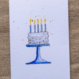 Biglietto d'auguri originale dipinto a mano con acquerello, torta di compleanno e candeline, blu per un bambino, allegro, vuoto, 7 X 5" con busta bianca.