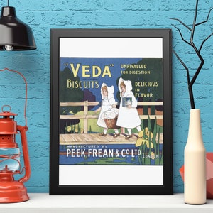 Può includere: Annuncio vintage per i biscotti Veda, con due ragazze in abiti bianchi che camminano su un sentiero lungo un fiume. Il testo recita "Veda Biscuits Unrivalled for Digestion Delicious in Flavor Manufactured by Peek Frean & Co Ltd London."