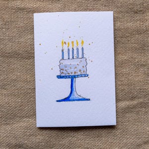 Cartão original pintado à mão em aquarela, bolo de aniversário e velas, azul para um menino, cartão de felicitações feliz em branco 4"x3" com envelope branco.