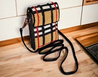 Klassische Eleganz: Braune Crossbody-tasche mit schwarzem, rotem und weißem quadratischem Muster, verstellbarer Lederriemen - Brown CroosBody Bag