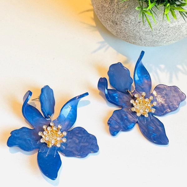 Blue flower earrings, big blue earrings, chunky earrings, party earrings, blue floral earrings, chunky blue resin earrings, flower earrings