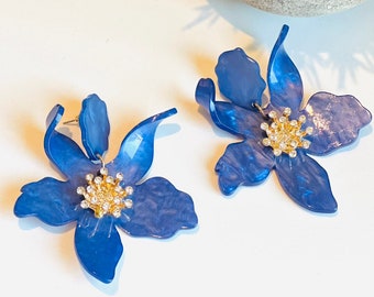 Blue flower earrings, big blue earrings, chunky earrings, party earrings, blue floral earrings, chunky blue resin earrings, flower earrings