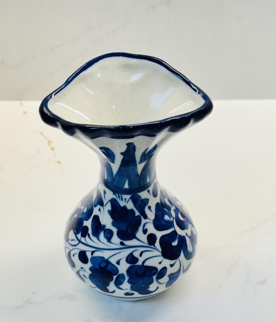 手描きの花柄がデザインされた手作りの青い陶器の花瓶は、豪華なギフト