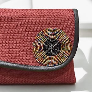 Cartera de mano burdeos hecha a mano, cartera tipo sobre llamativa, perfecta para salir por la noche o como regalo