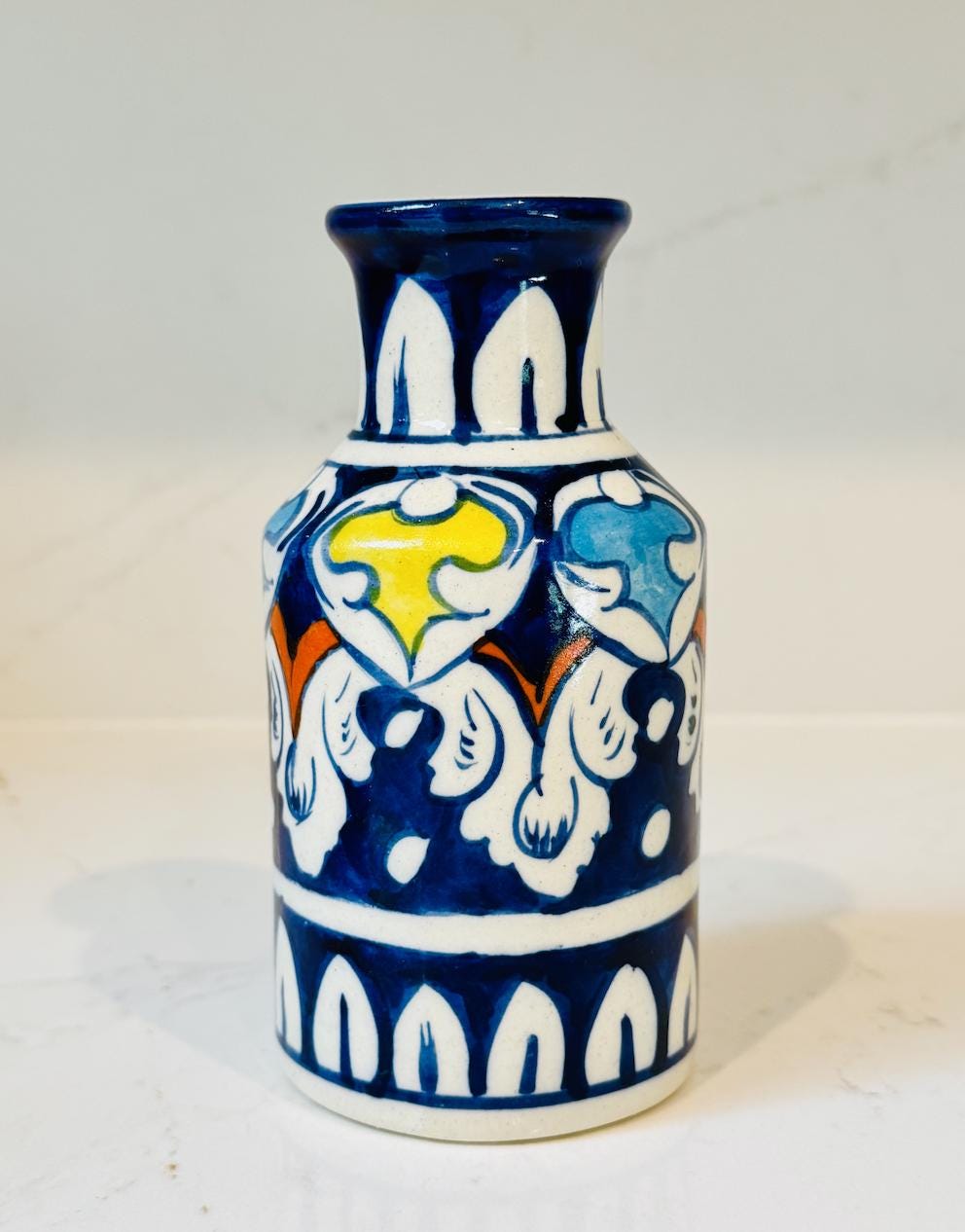 多色の手描き陶器花瓶 手作りで手描きされた青と白の花瓶は、ご自宅やユニークなギフトに最適