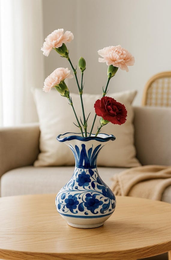花柄手描き陶磁器花瓶 手描きの花柄がデザインされた手作りの青い陶器の花瓶は、豪華なギフト