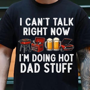 Nie mogę teraz rozmawiać, robię rzeczy Hot Dad Png, prezenty dla taty Png, wzory koszulek Beer And Grill Dad, najlepszy tata w historii, zabawne cytaty taty Png