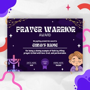 Peut inclure: Un certificat rectangulaire violet intitulé Prayer Warrior Award avec du texte blanc, un graphique de croix, un petit sceau violet avec Philippians 4:6, et une illustration de dessin animé d'un enfant en prière, avec des espaces pour la date et le nom.