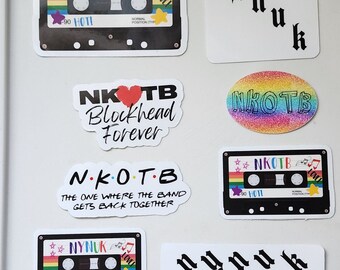 Könnte beinhalten: Eine Sammlung von neun Aufklebern mit dem Band New Kids on the Block. Die Aufkleber sind in verschiedenen Stilen, darunter ein Kassettenband, ein Herz mit dem Bandnamen und ein regenbogenfarbenes Oval mit dem Bandnamen. Die Aufkleber sind alle auf weißem Hintergrund.