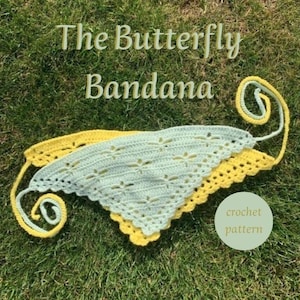 Op de afbeelding: Een gehaakt vlinder bandana-patroon in geel en lichtgroen. Het patroon wordt getoond op een groene grasachtige achtergrond. De tekst "The Butterfly Bandana" en "crochet pattern" is ook zichtbaar in de afbeelding.