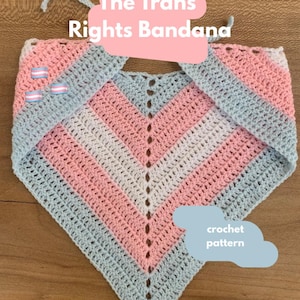 Może przedstawiać: Trójkątna szydełkowa bandana w poziome paski w kolorze jasnoniebieskim, różowym i białym. Na obraz nałożono tekst "The Trans Rights Bandana" oraz "crochet pattern", a także trzy małe prostokątne ikony flagi osób transpłciowych.