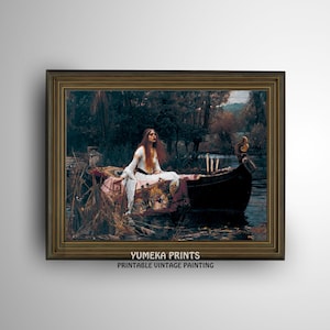 Puede incluir: Una pintura vintage de una mujer con un vestido blanco sentada en un bote en un río. La mujer tiene el pelo largo y rojo y mira hacia la izquierda. El bote está rodeado de árboles y el agua es de color azul oscuro. La pintura está enmarcada en un marco de madera oscura. Yumeka Prints Pintura Vintage Imprimible.