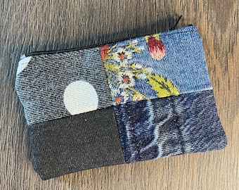 Porte-monnaie/portefeuille en denim patchwork recyclé - sac à main zippé écologique fait main et durable à l'aide de chutes de tissu et de denim vintage